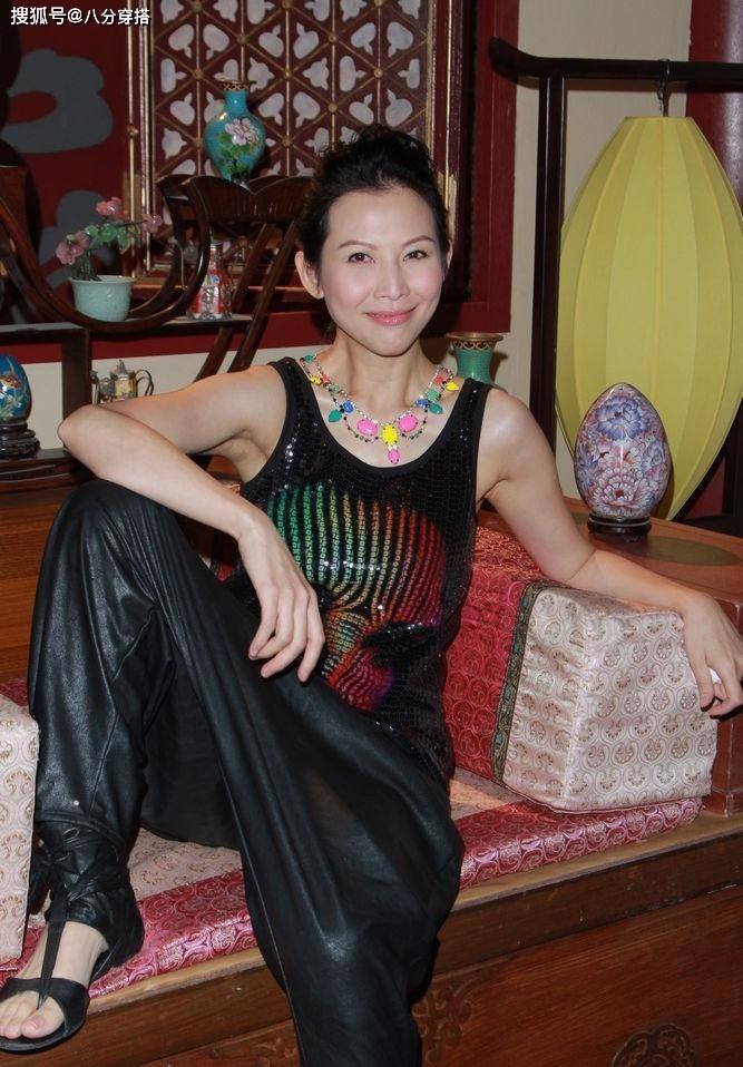 蔡少芬|蔡少芬真是“辣妈圈顶流”,穿印花V领连衣裙成熟高贵,气场全开