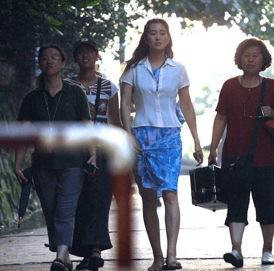 下装|年轻时的巩俐才叫“清秀”，蓝色连衣裙配白衬衫，放在现在也时髦