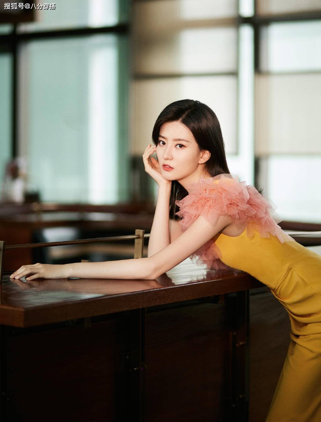 美眉|乔欣终于不扮乖乖女，一袭黄色高开叉礼服大秀曼妙身材，性感时髦