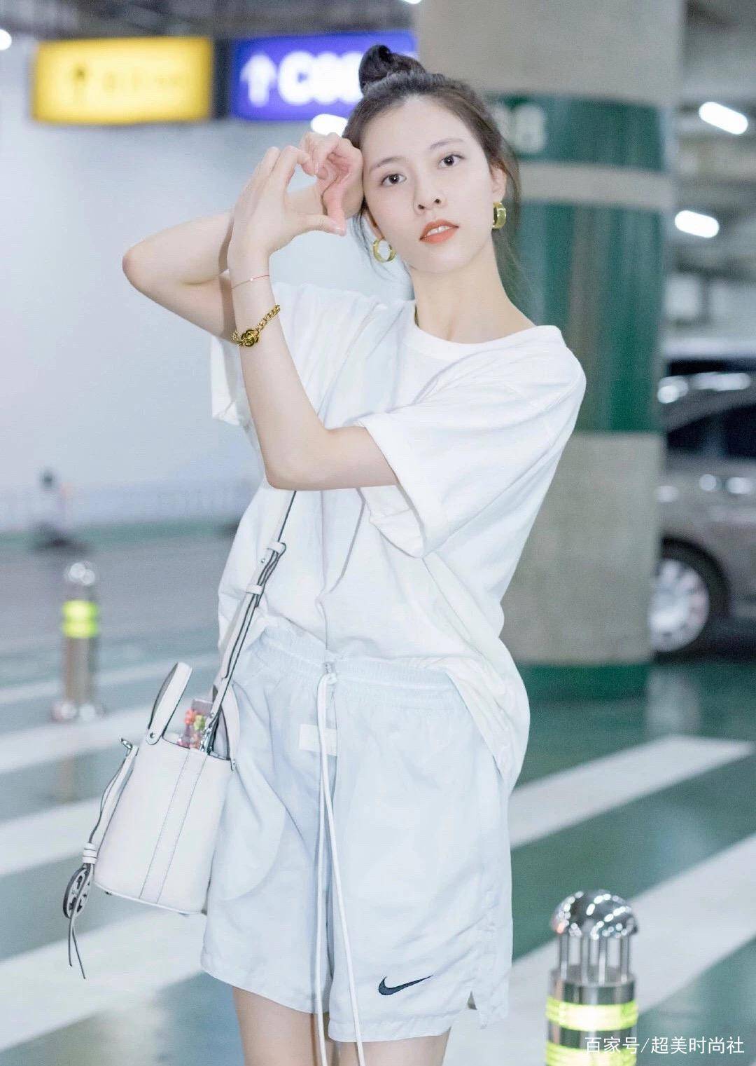 优衣库|女明星的平价穿搭不一般，100块的衣服也能穿出1000块的质感