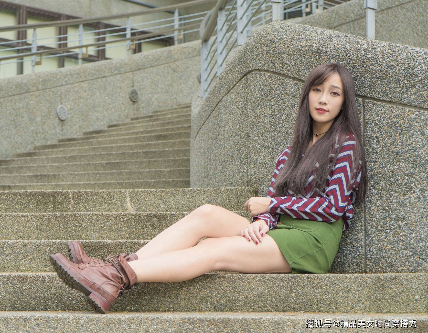 短裙|W条纹衬衫下搭一条军绿色短裙，整套搭配OL知性范儿十足。