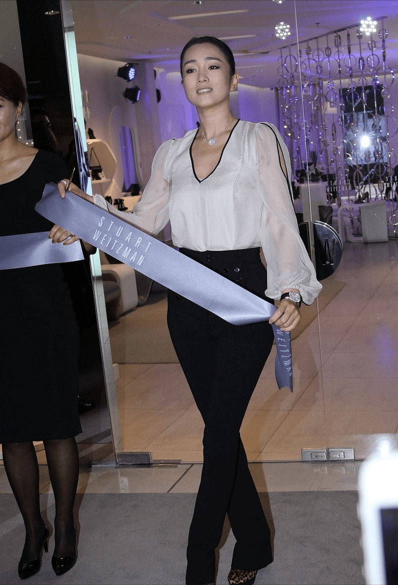 下装|年轻时的巩俐才叫“清秀”，蓝色连衣裙配白衬衫，放在现在也时髦