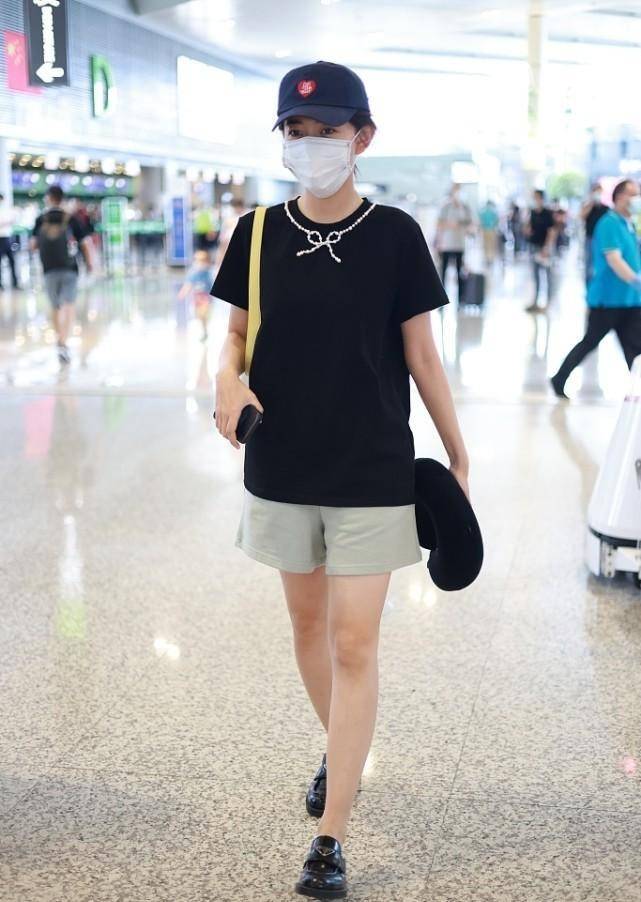 感觉|梁洁一身男友装走机场，洒脱搭配很低调，感觉还挺普通的，很真实