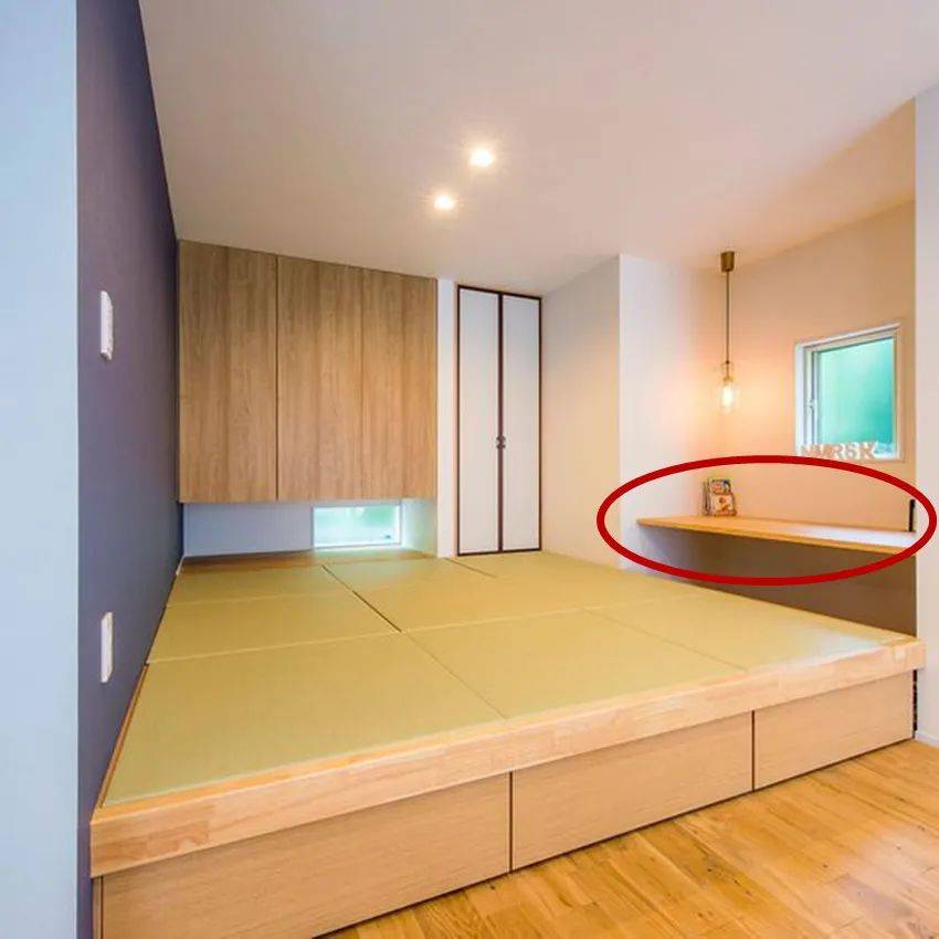 头次见榻榻米还能这么装,拐角掏空装悬空书桌,当床又当椅子!