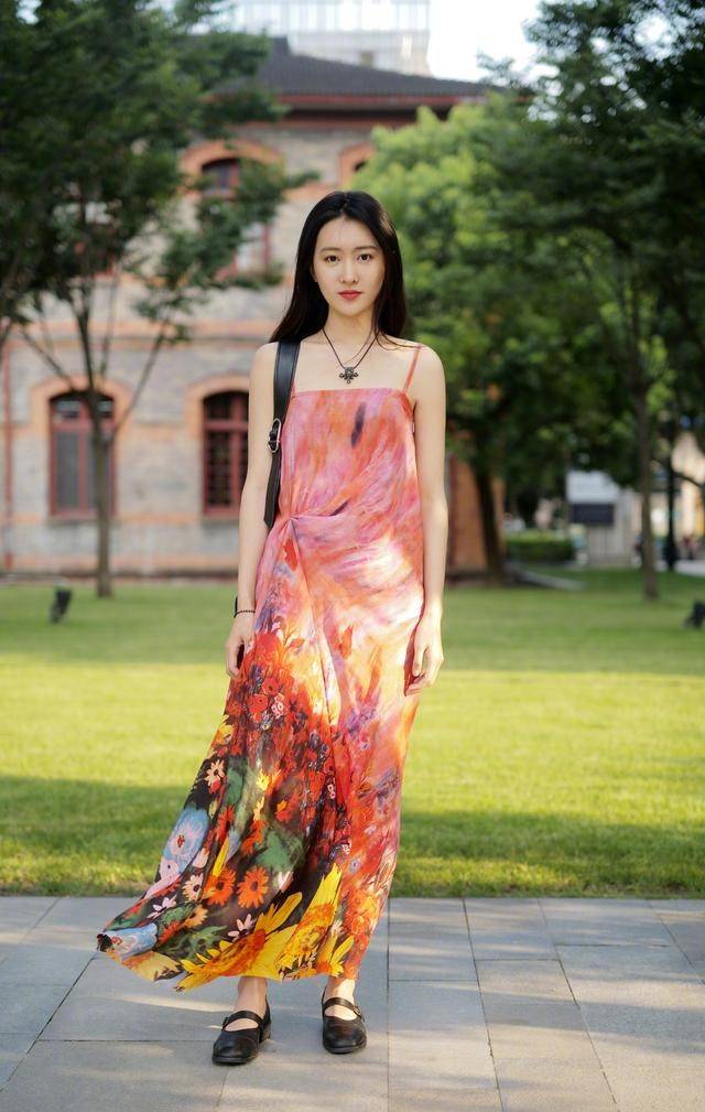 颜色|连衣裙推荐：8位小姐姐演绎花裙子不同穿法，换发型决定不同气质
