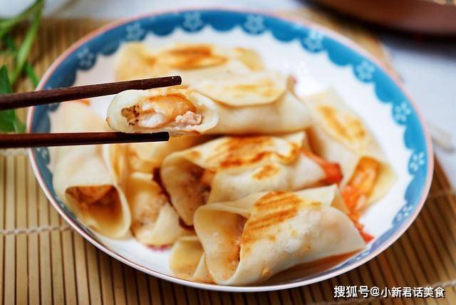 做法|早餐这样吃孩子再也不赖床了，一口一只虾的锅贴，好吃到停不下来