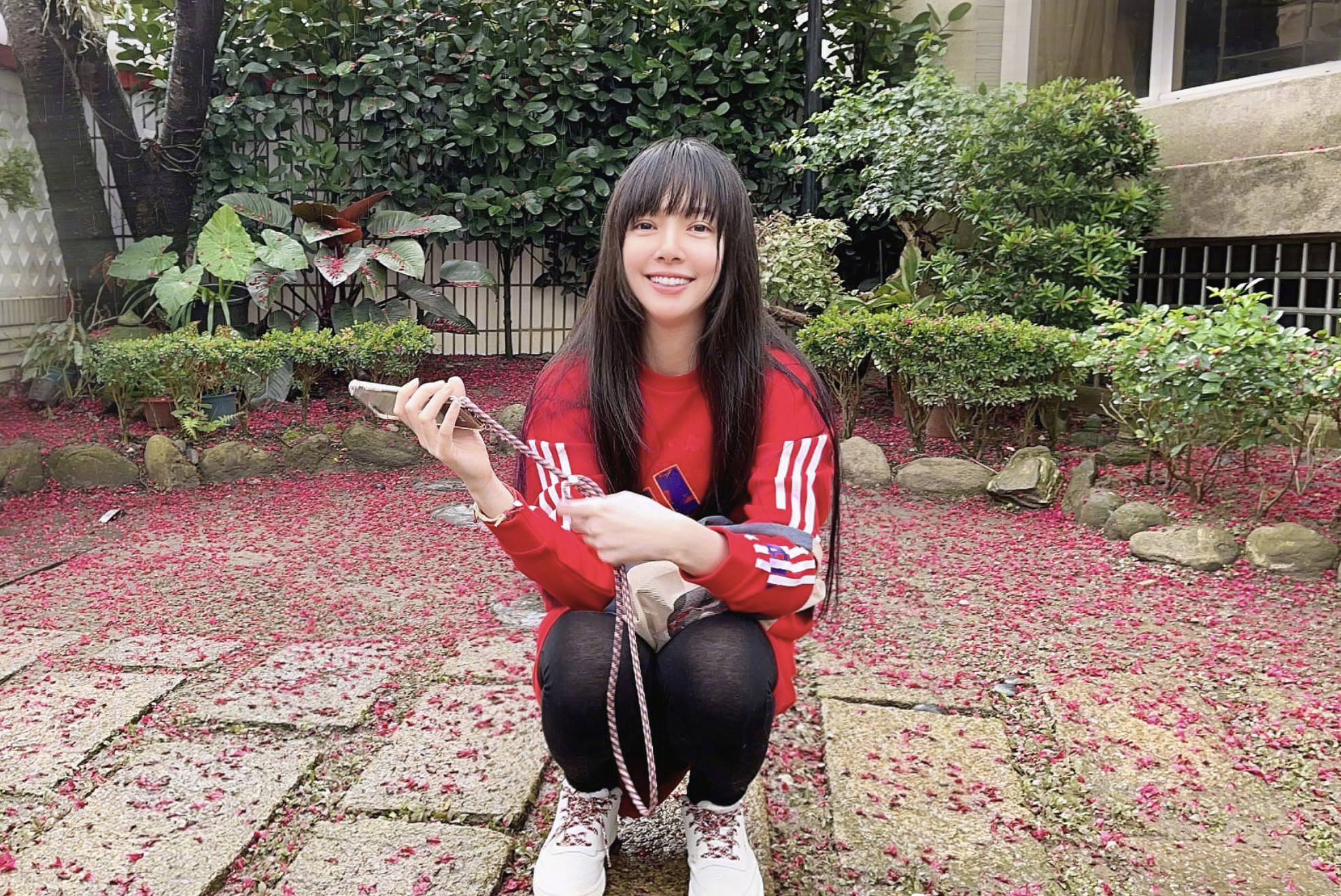 郭碧婷|向佐晒一家人合影,郭碧婷穿家居服素颜也靓丽,向太瘦出了尖下巴
