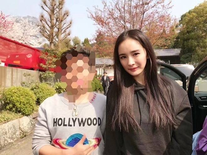 状态|杨幂跟素人合影被碾压，自己都老得装不下去了，素人还很清纯！