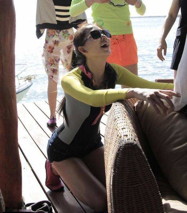 原创同样是明星当众下跪,刘德华获得尊敬,杜海涛被黑成炭!