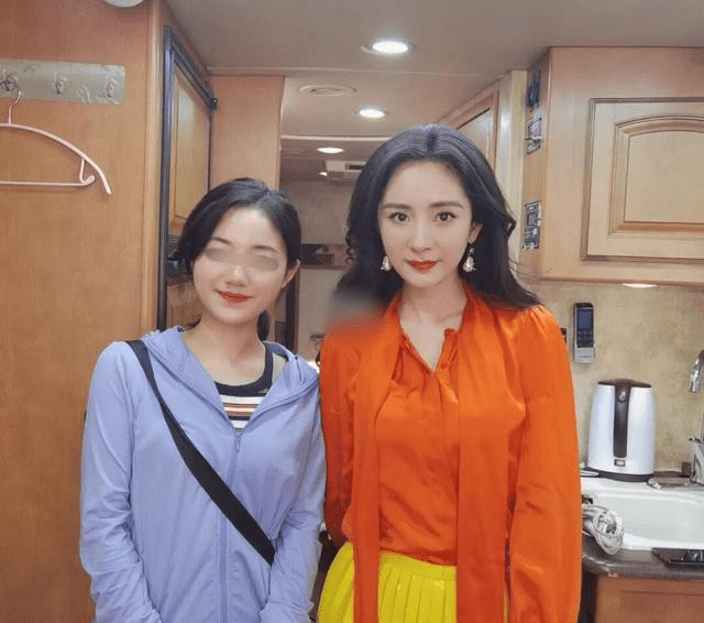 状态|杨幂跟素人合影被碾压，自己都老得装不下去了，素人还很清纯！