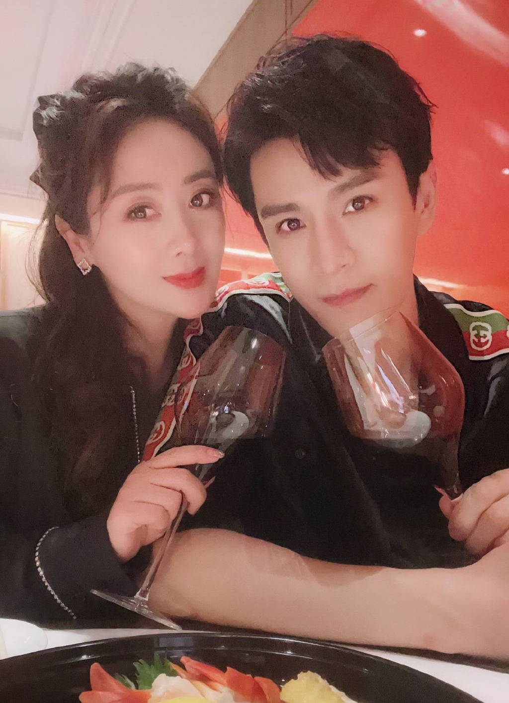 40岁小李琳受伤后不能走 老公经超一路背着超贴心