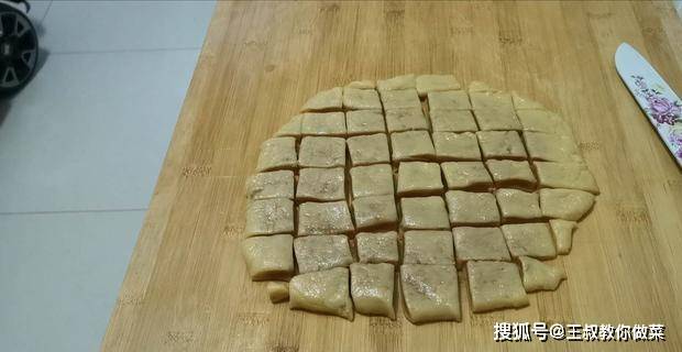 面团|90后宝妈太有才了，2个鸡蛋，一碗面粉，秘制香酥小零食，看馋了
