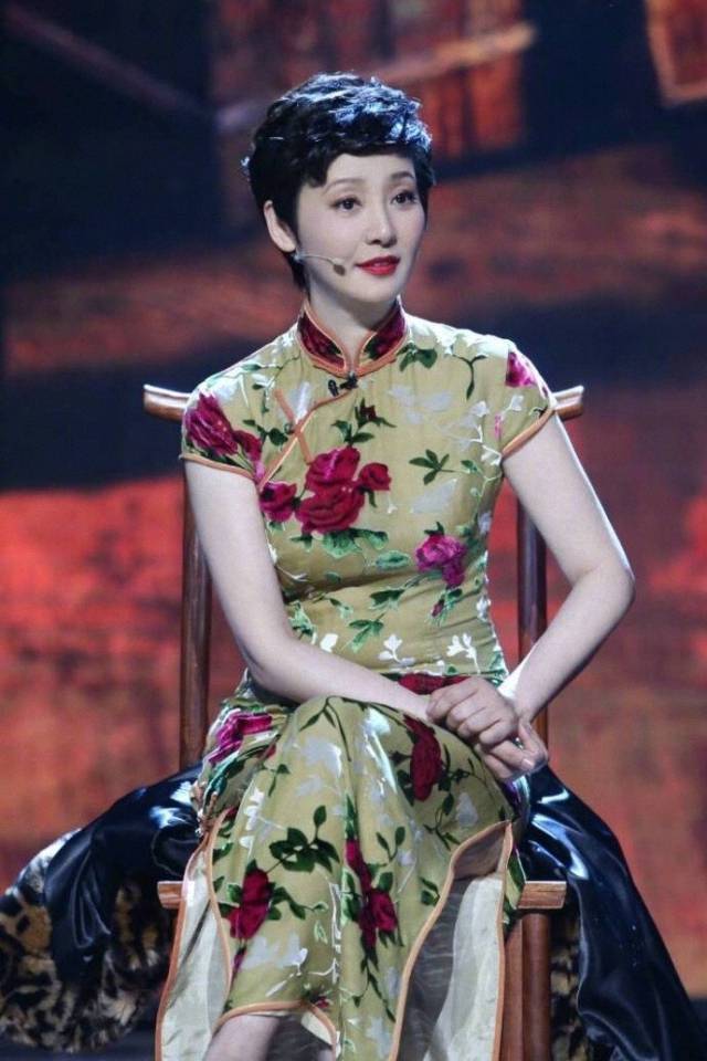 黑色|徐帆越老越时髦，穿白色羽绒服配红色运动鞋，大气又亮眼