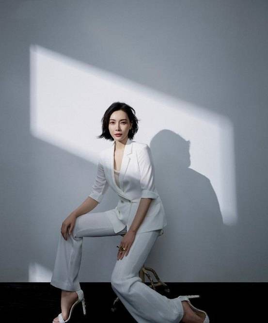 面料|真正会穿的女人，穿西装外套不会配小脚裤，看陈数就知道了？