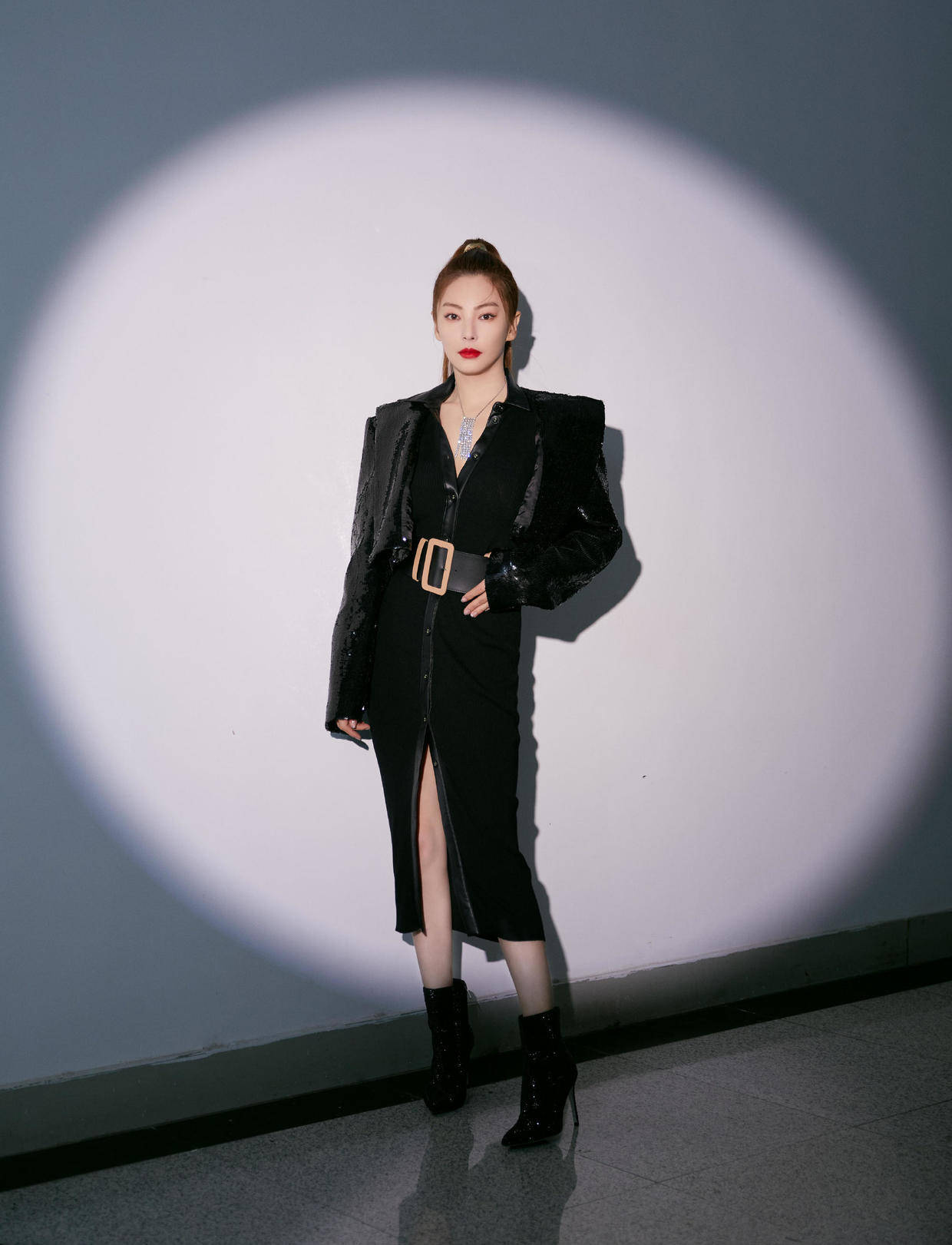 女王|张雨绮又展现“女王范”，一袭鎏金抹胸礼服华丽高贵，自信又张扬