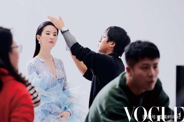 纱裙|天仙下凡换风格，刘亦菲vogue帅极了，五颜六色驾驭无压力