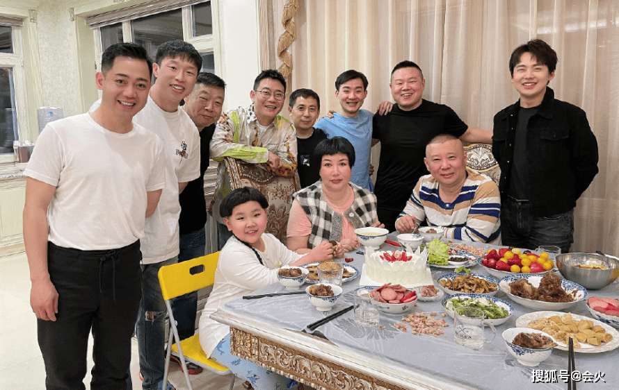汾阳|郭德纲老婆带娃上班被偷拍，一头绿发身材圆润，六岁儿子身高惊人