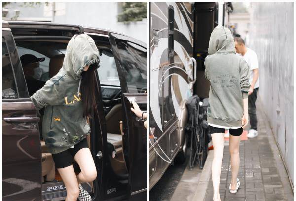杨幂|杨幂越来越“皮”，下衣穿得像少女，上衣却像过冬，难道不热吗？