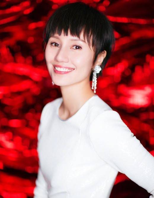 高跟鞋|女人40以后尽量少穿丝袜高跟鞋，瞧瞧袁泉这么穿，优雅高级显气质？