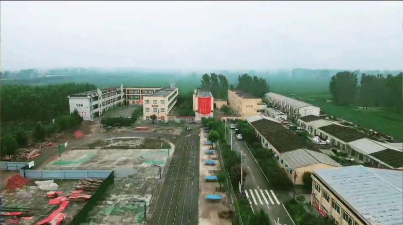 上蔡县黄埠镇二中九年级学生家长为学校赠送三层楼高锦旗!