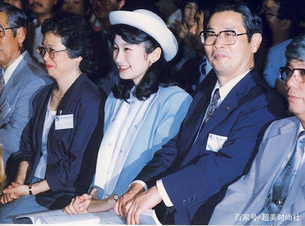 配饰|日本雅子皇后穿一身白亮相，戴珍珠配饰显优雅，被86岁婆婆抢风头