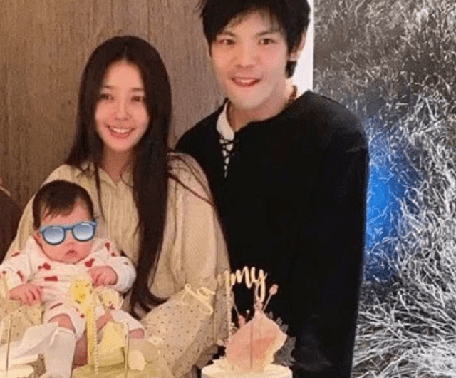 郭碧婷|向佐晒一家人合影,郭碧婷穿家居服素颜也靓丽,向太瘦出了尖下巴