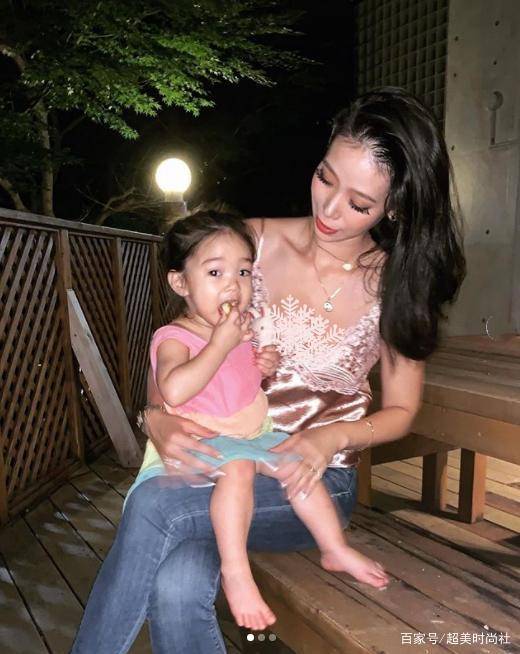 因为|日本辣妈带娃不耽误秀身材!爱穿短裤吊带裙,却被喷“不知羞耻”