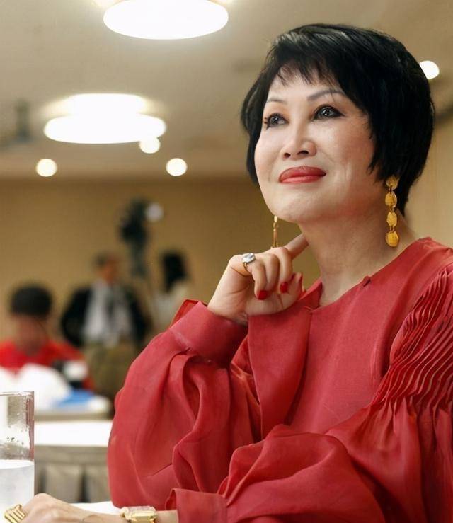化妆品|靳羽西：春晚前排一坐就是20年，背后的荣誉和成就无数