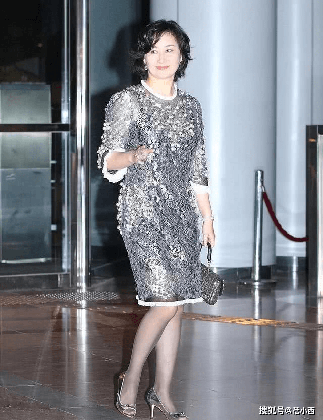 女儿|何超琼到底是赌王最爱的女儿，越老越高贵，穿连衣裙配短发真优雅