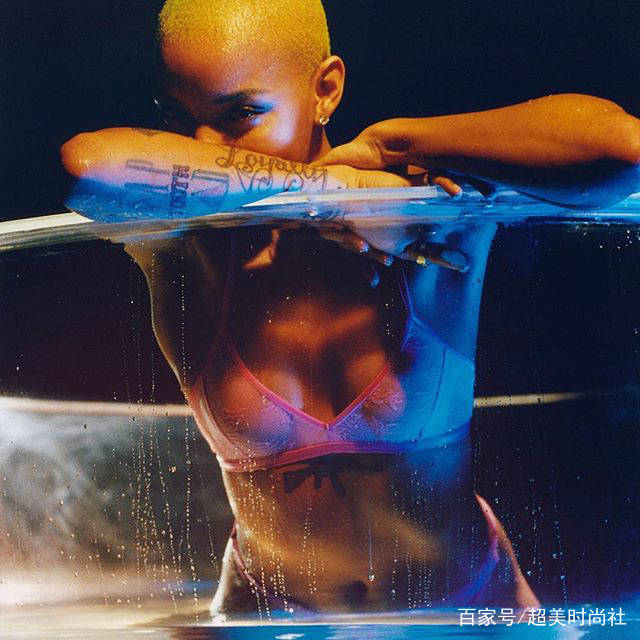 Rihanna|日婆蕾哈娜skr人才，把机车搬上秀场还不过瘾现成“内衣贩子”？