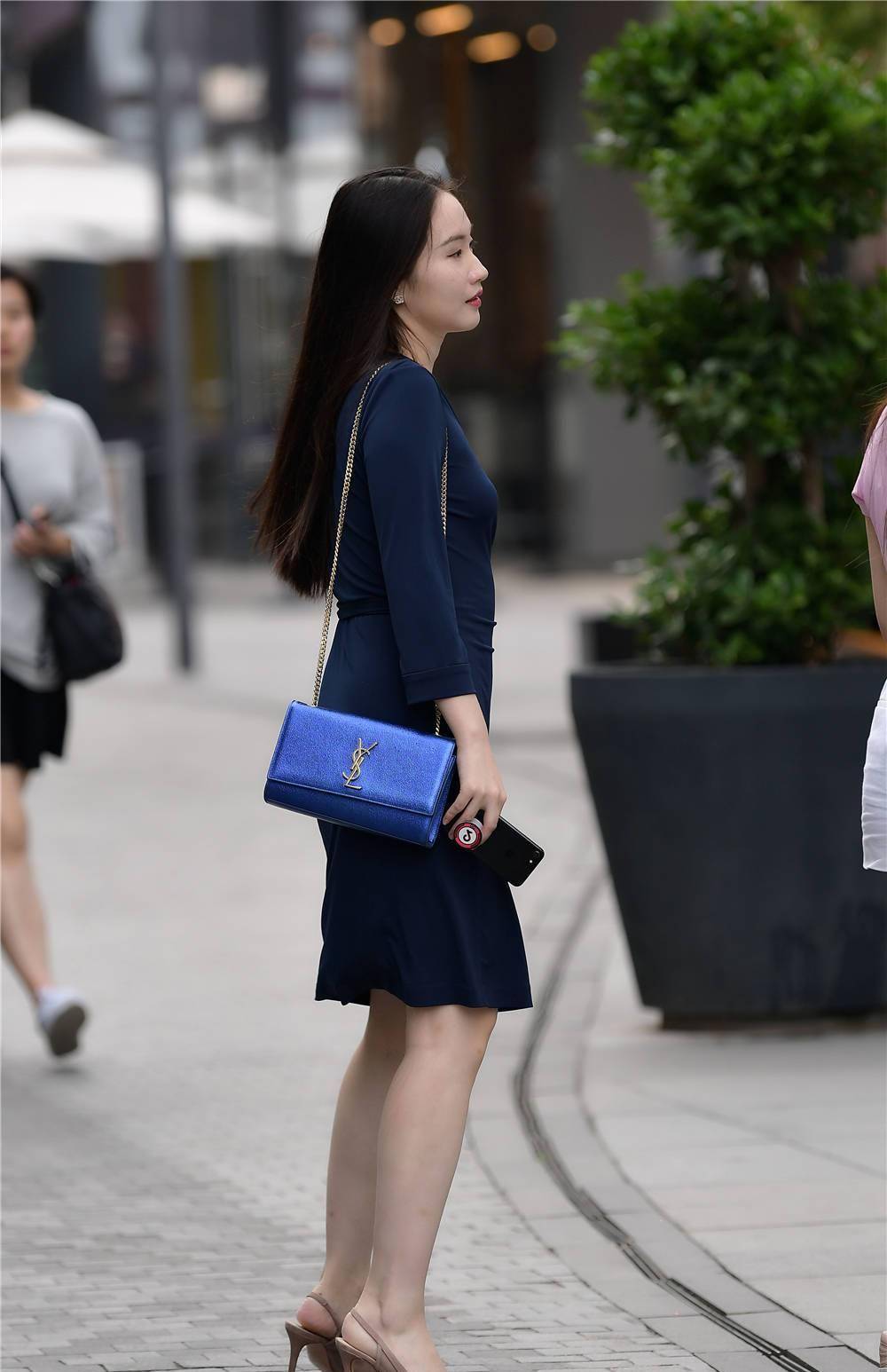 原创街拍:2闺蜜深蓝色长袖连衣裙,收腰系带设计,配肉色尖头细跟鞋