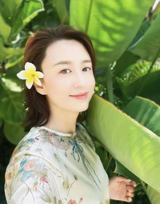 亮点|著名主持人张蕾魅力全开！穿一件真丝的材质印花裙，减龄又时髦