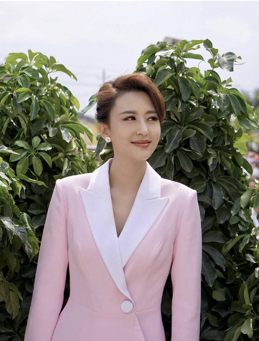亮点|著名主持人张蕾魅力全开！穿一件真丝的材质印花裙，减龄又时髦