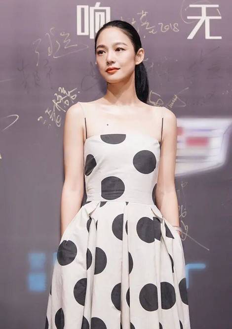 黑色|41岁周韵都美到国外了，穿红色抹胸裙性感又高级，真给国人长脸？