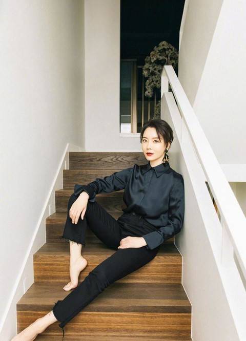 学陈数|别学小姑娘穿连衣裙，奔四的女人学陈数这样穿，高雅时髦美？