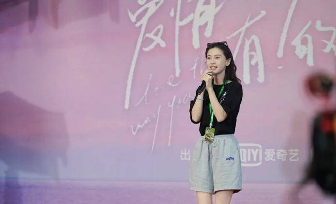 身材|Angelababy拍戏被偷拍，一身白专人撑伞气场大，被吐槽表情太单一