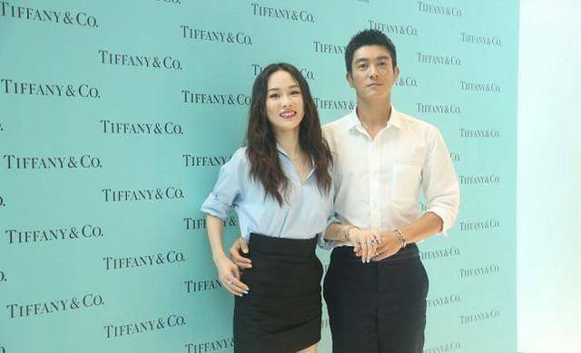 颜色|霍思燕夫妇镜头前秀恩爱,走到哪都要手牵手,还起穿同款条纹装