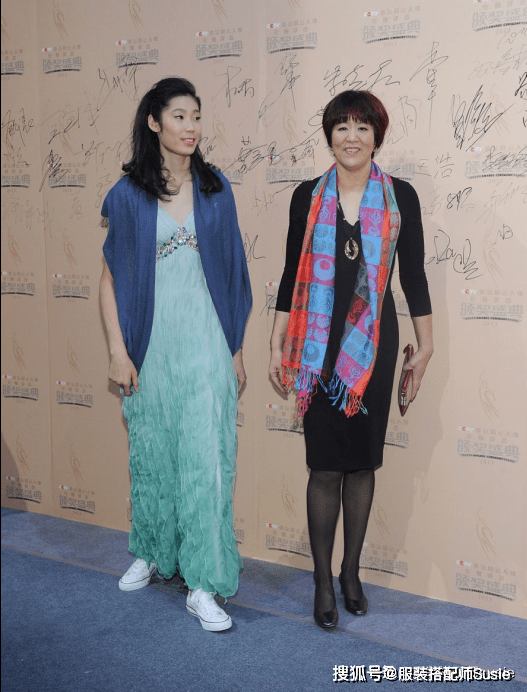 中国女排|中国女排朱婷原来还有这一面？深V礼服大秀身材，时髦感飙升