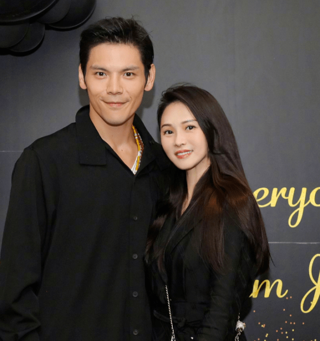 向佐37岁生日晒合照,郭碧婷抱女儿站在中心位,地位越来越高!