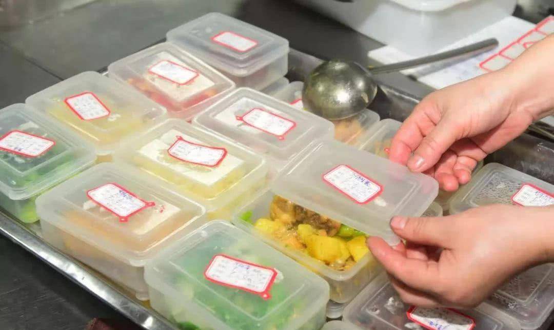 午餐|4岁儿子总说幼儿园饭菜好吃，看到老师发的午餐照片，我惊呆了