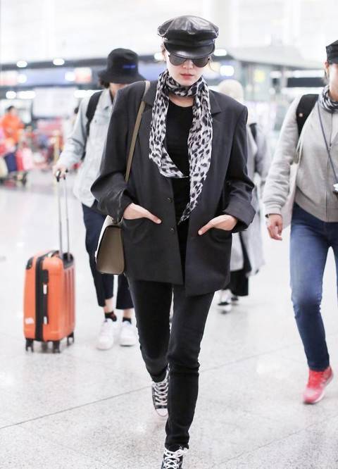 皮鞋|真正有品位的女人,穿西装都不搭高跟鞋,看看刘涛江疏影就知道了?