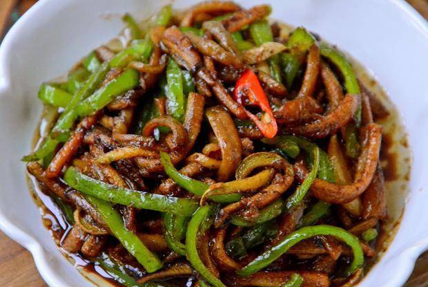 今天要跟大家分享的是青椒鳝鱼丝,一道非常地道的江南美食,我们这里又