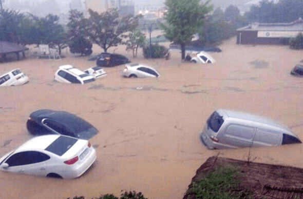 突发暴雨自然灾害 被困车中如何逃生 车窗