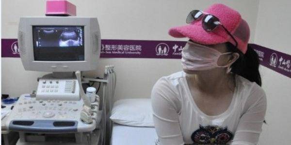 生活|花四百多万整容200次的“红粉宝宝”，9年过去了，现状生活怎样