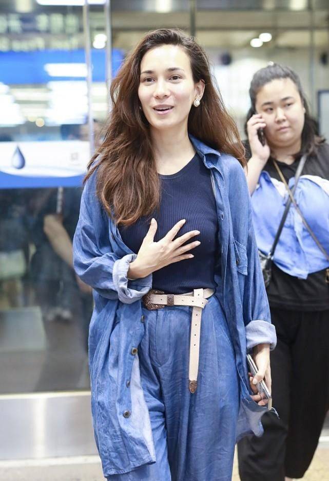 韩庚|韩庚妻子挺不在乎形象的，穿着“民工装”，还素颜出镜，真自信