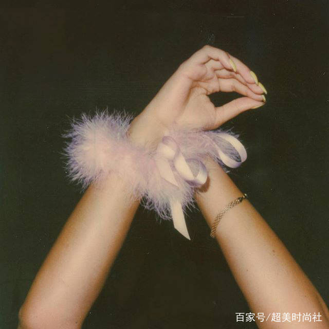 Rihanna|日婆蕾哈娜skr人才，把机车搬上秀场还不过瘾现成“内衣贩子”？