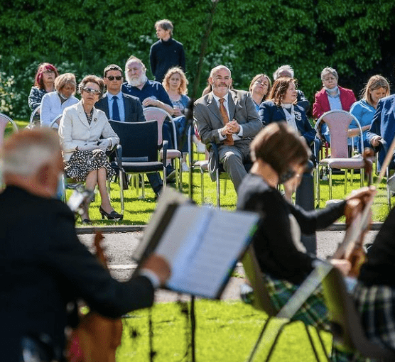 衣袖|英国70岁长公主惊艳亮相!短袖款西装好时髦,皮包骨手臂看得惊心