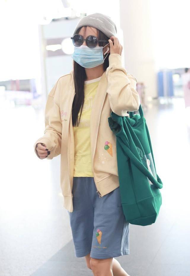 颜色|张嘉倪一身“童装”既视感 衣服休闲又舒适