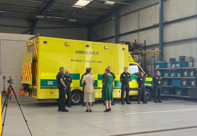 衣袖|英国70岁长公主惊艳亮相!短袖款西装好时髦,皮包骨手臂看得惊心