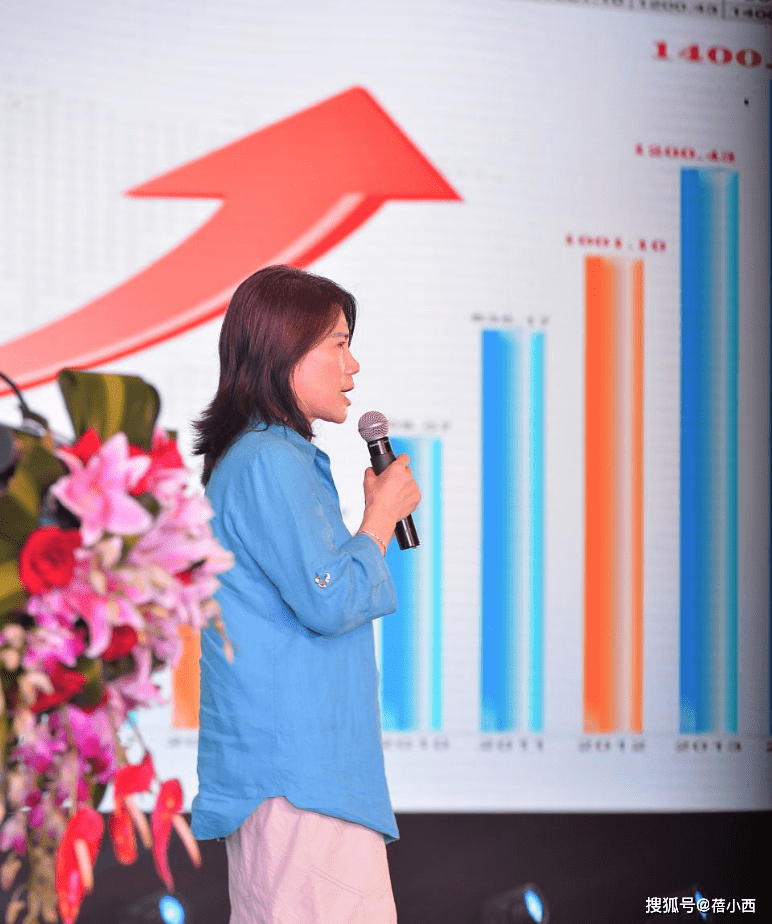 工装裤|董明珠越老越有时尚感,把衬衫当做外套来穿,再配白色内搭超减龄